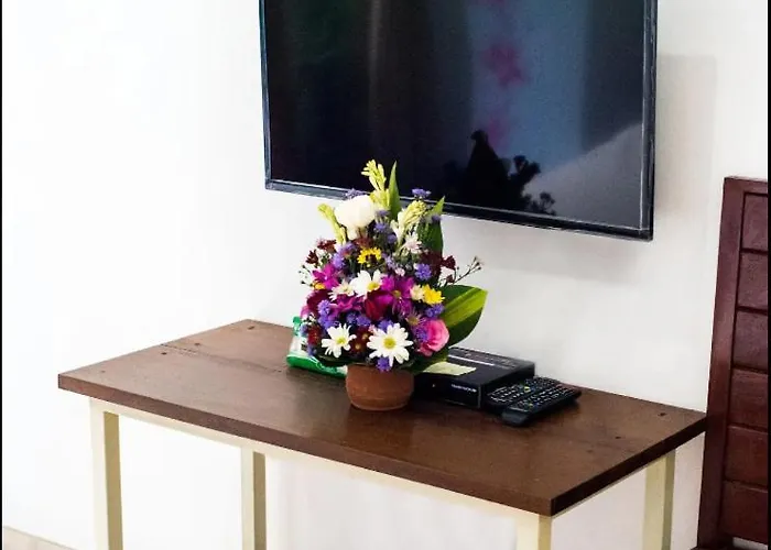 Guest house Canggu Ocean House Yellow, Shared Pool - By Walk To The Beach!