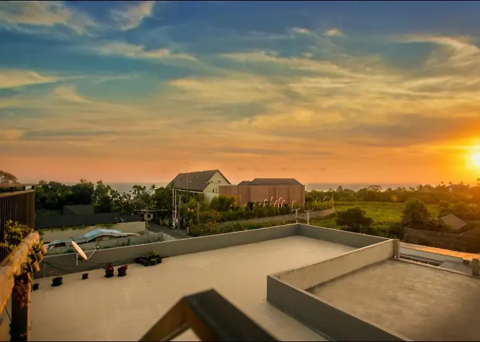 Canggu Ocean House Yellow, Shared Pool - By Walk To The Beach!