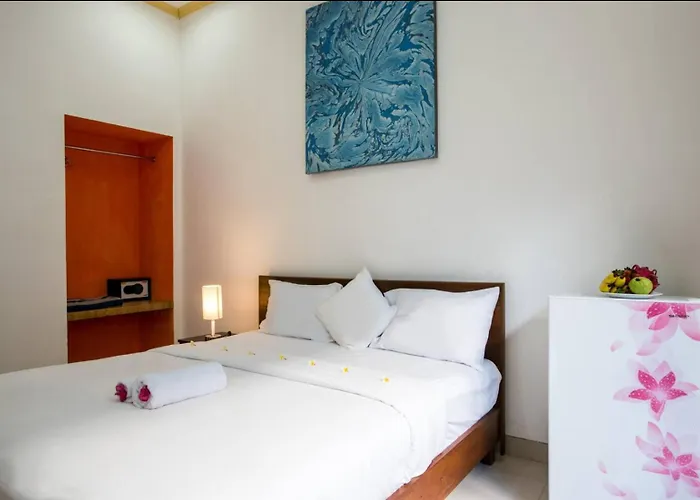 Canggu Ocean House Yellow, Shared Pool - By Walk To The Beach! Guest house