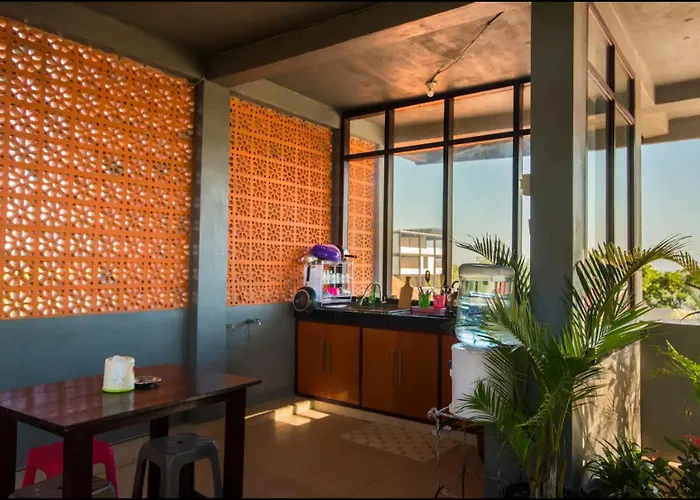 Guest house Canggu Ocean House Yellow, Shared Pool - By Walk To The Beach! 3*